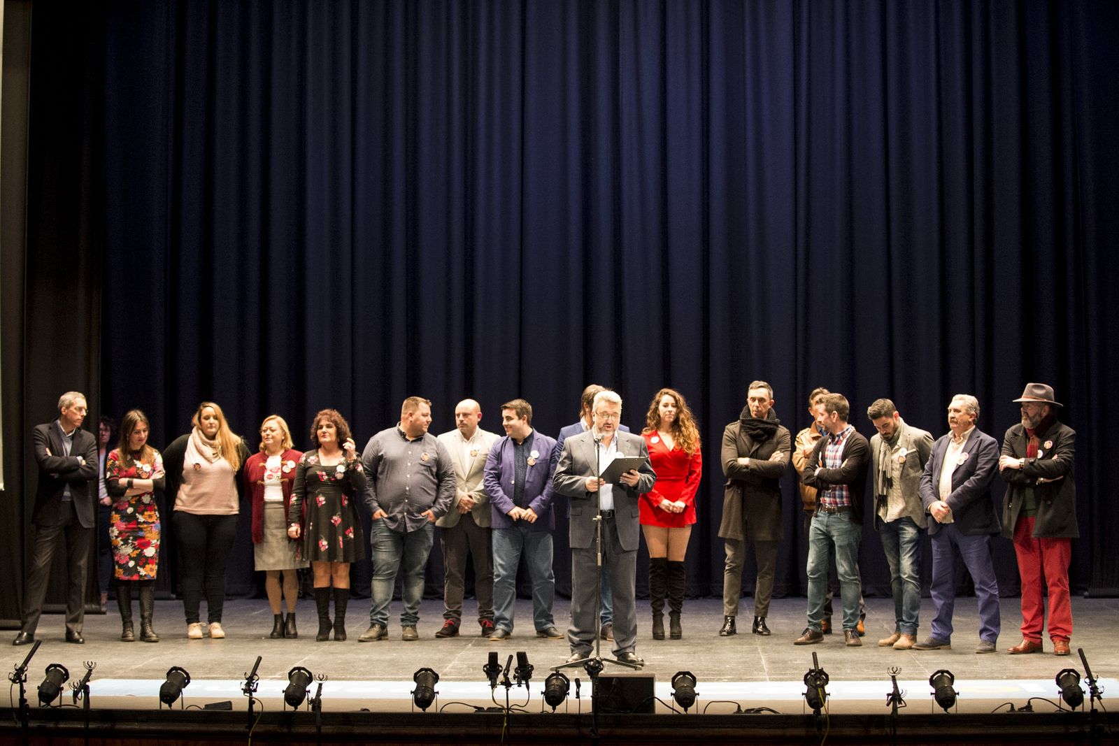 El secretario del jurado lee el veredicto del pase de la fase clasificatoria a cuartos de final custodiado por el presidente, los vocales y la edil de Fiestas, María Romay.
