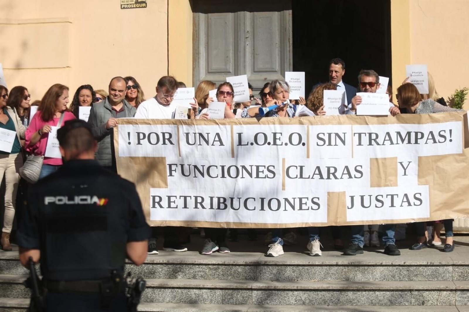 Los funcionarios de justicia, este lunes a las puertas de la Audiencia en Algeciras.