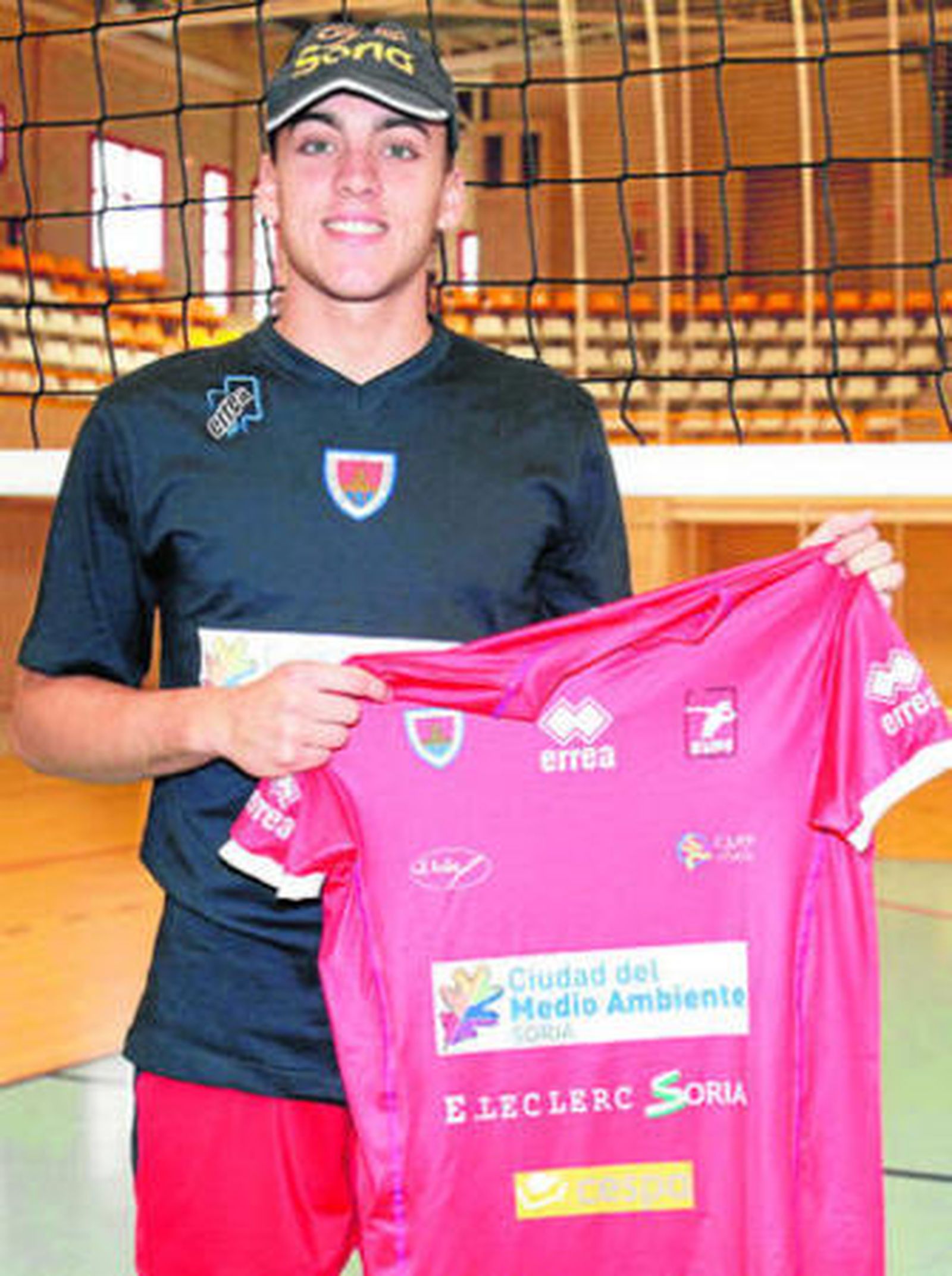 Fran Ruiz, durante el acto de presentación como nuevo jugador del Numancia.