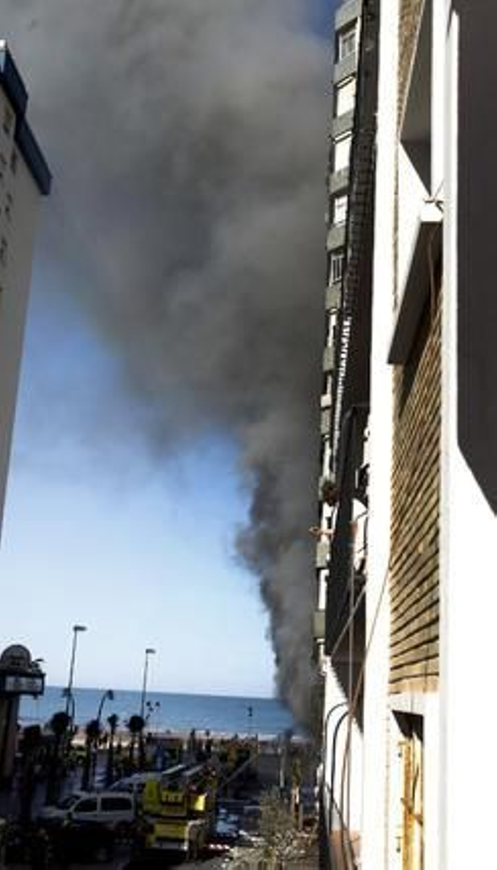 Espectacular incendio en un edificio de la calle Brasil. /Jesús Marín