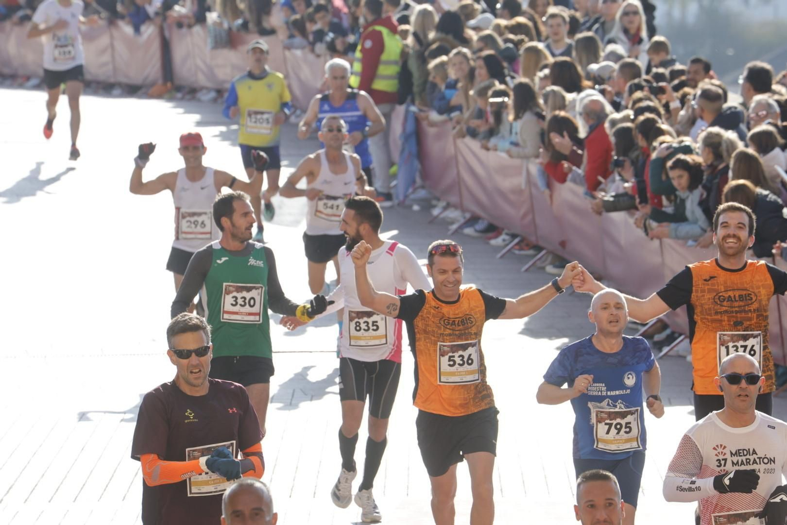 Media Maratón de Córdoba 2023: La gloria de cruzar la Puerta del Puente, en imágenes