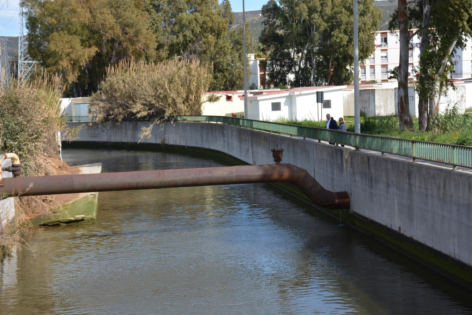 El muro derrumbado en el Arroyo de los Gallegos.