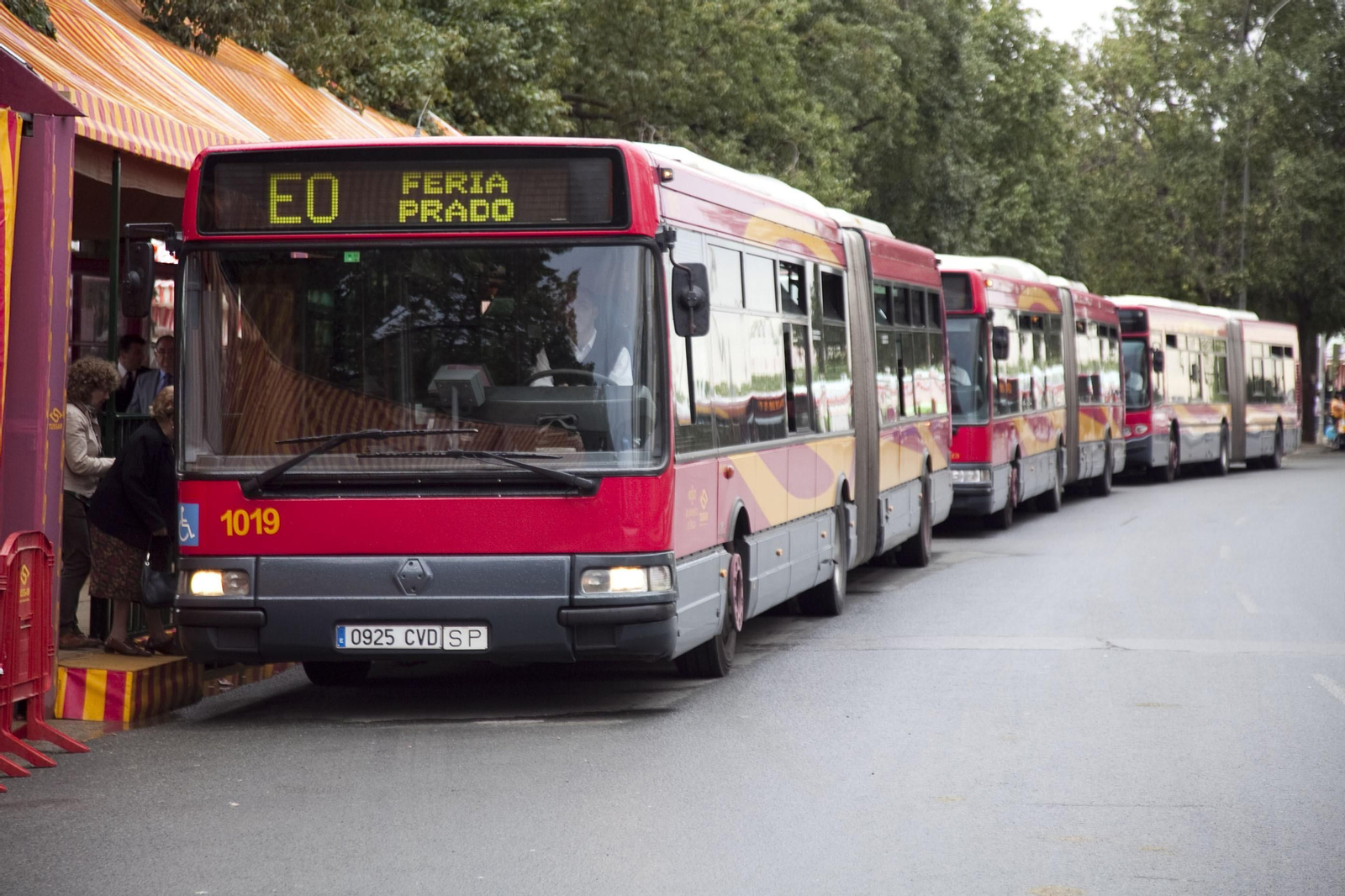 Autobuses de Tussam junto a la portada de la Feria, en una imagen de archivo.