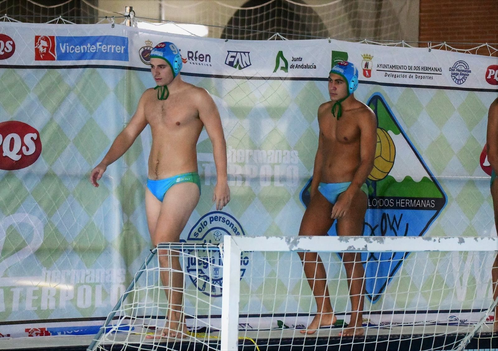 Dos jugadores del CW Dos Hermanas PQS en la previa de un partido.