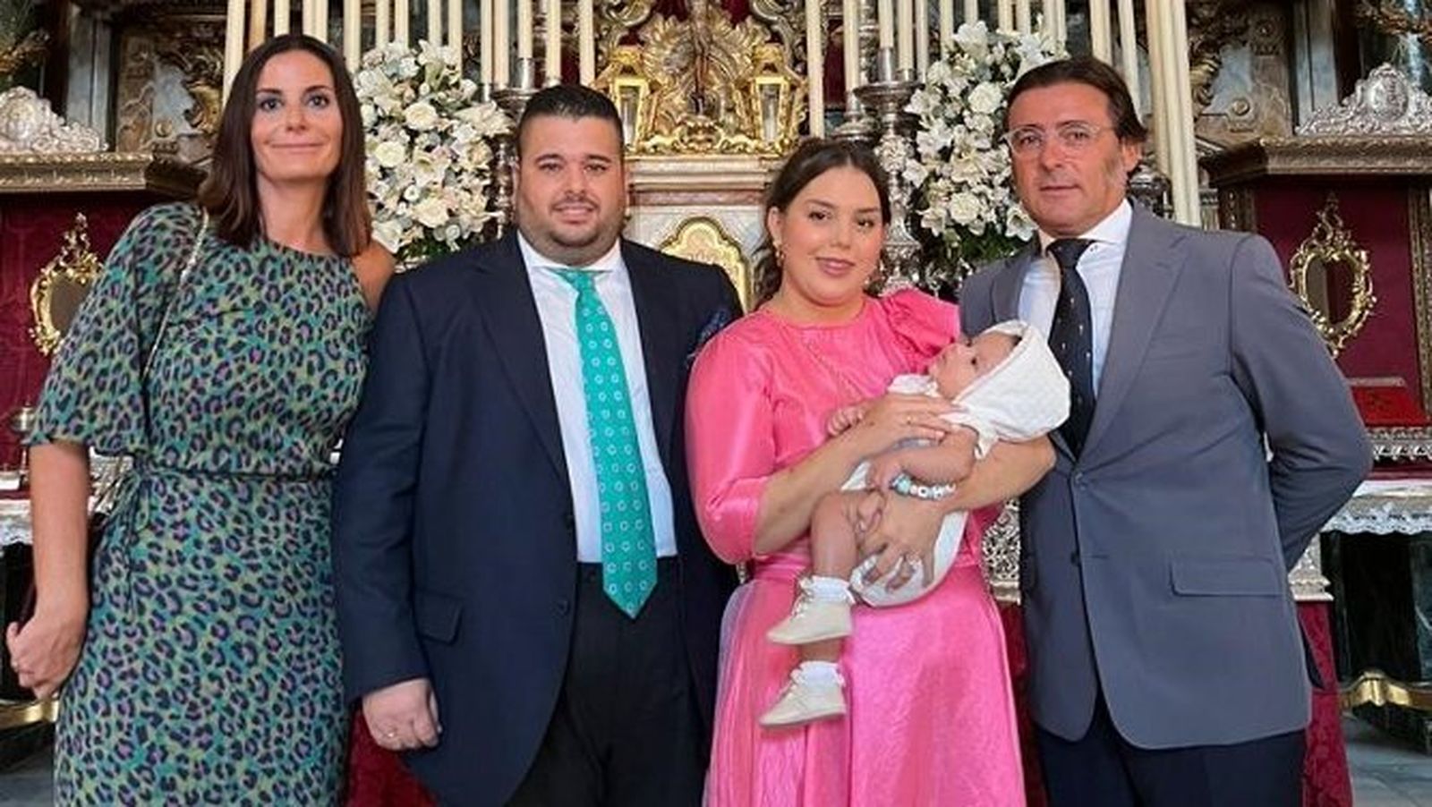 Sergio Rosendo y Gabriela Nazareno, con su hijo Manuel y los padrinos, Rocío Rubio y David Iglesias, tras finalizar la ceremonia religiosa en la iglesia de La Palma.