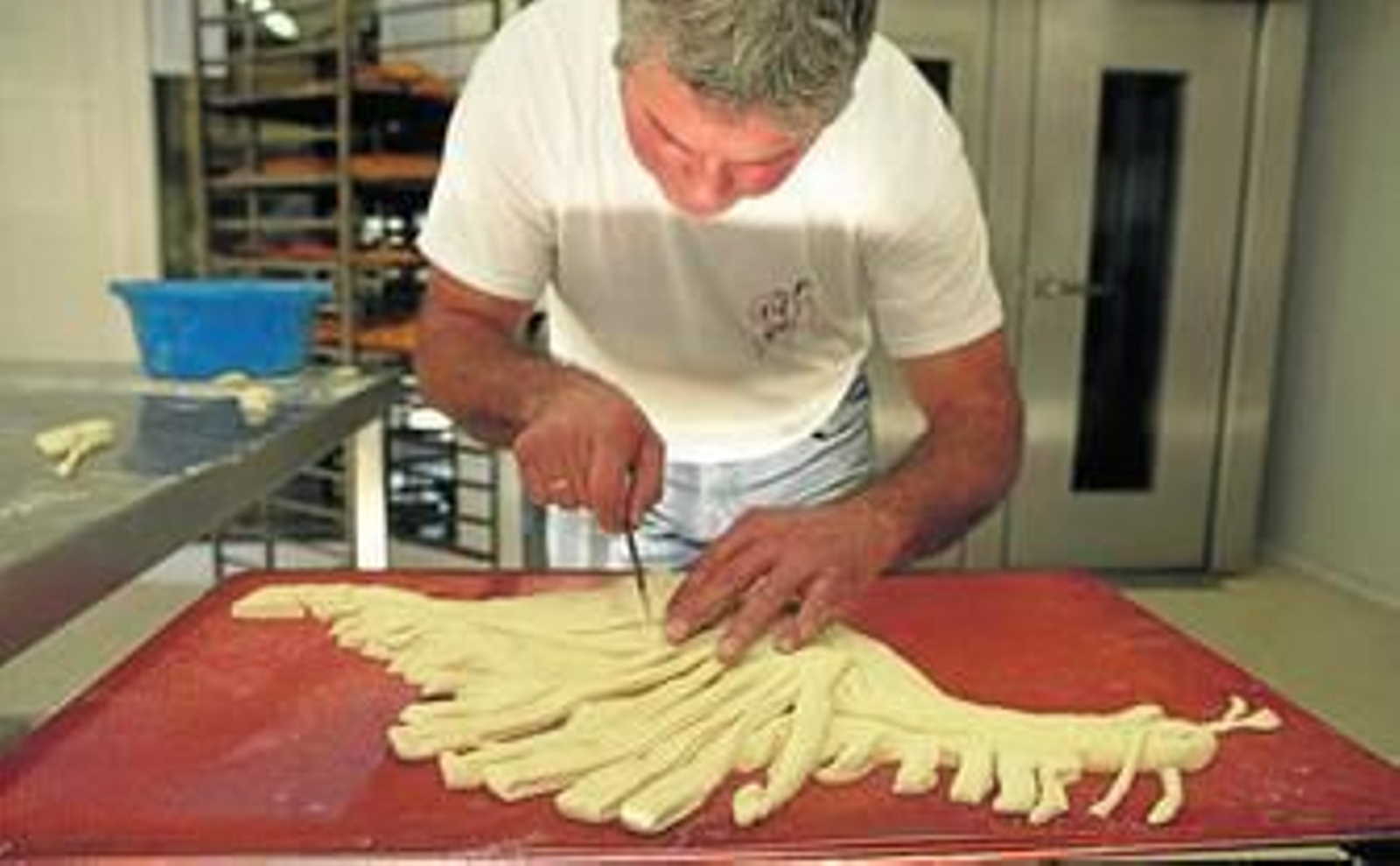 Los dos panaderos con algunos moldes de dragón.