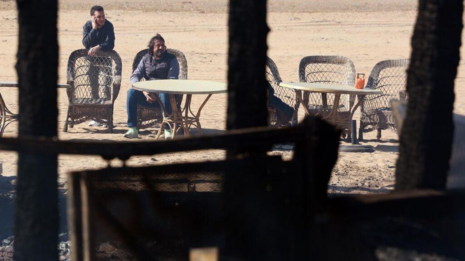 Personas ven cómo ha quedado El Tabla tras el incendio.