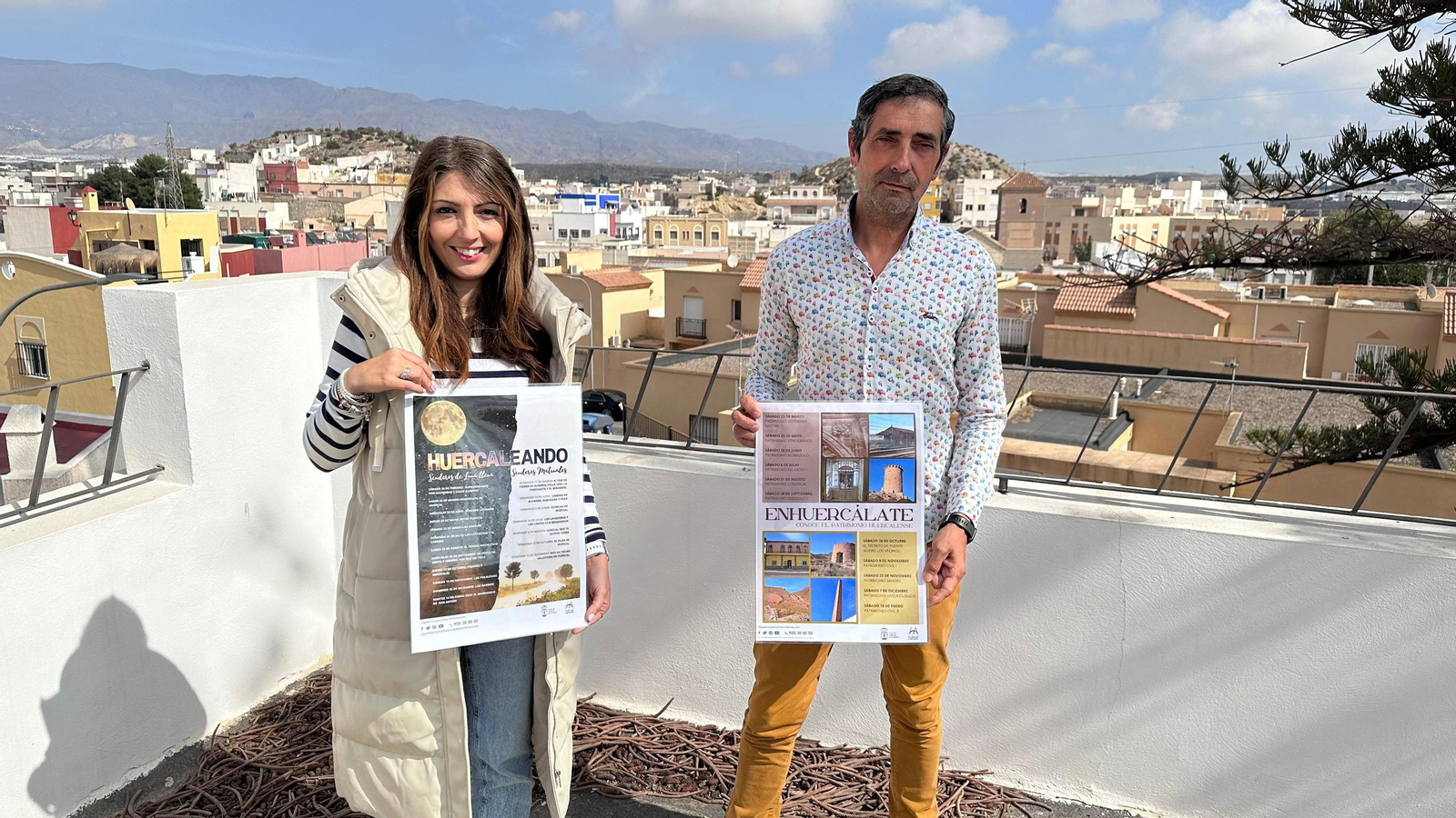 Autoridades presentando el programa de senderos.