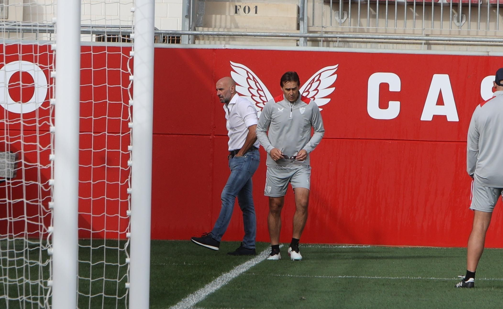 Momento final de la charla entre Monchi y Lopetegui antes del entrenamiento.