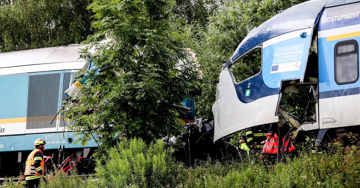 Al menos tres muertos y decenas de heridos en un choque de trenes en la ...