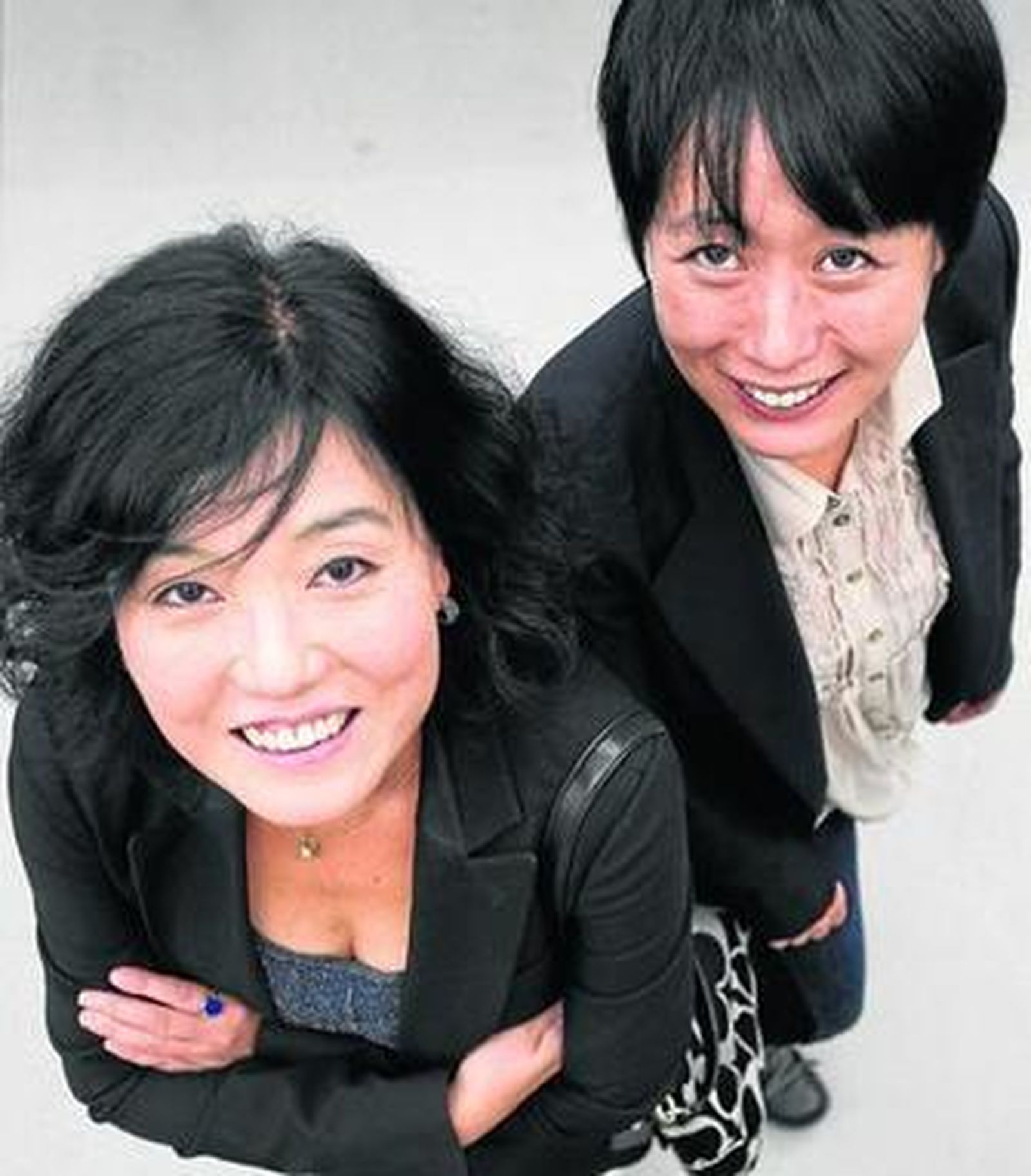 La escritora coreana Kim Insuk con Cheon Un-yeong.