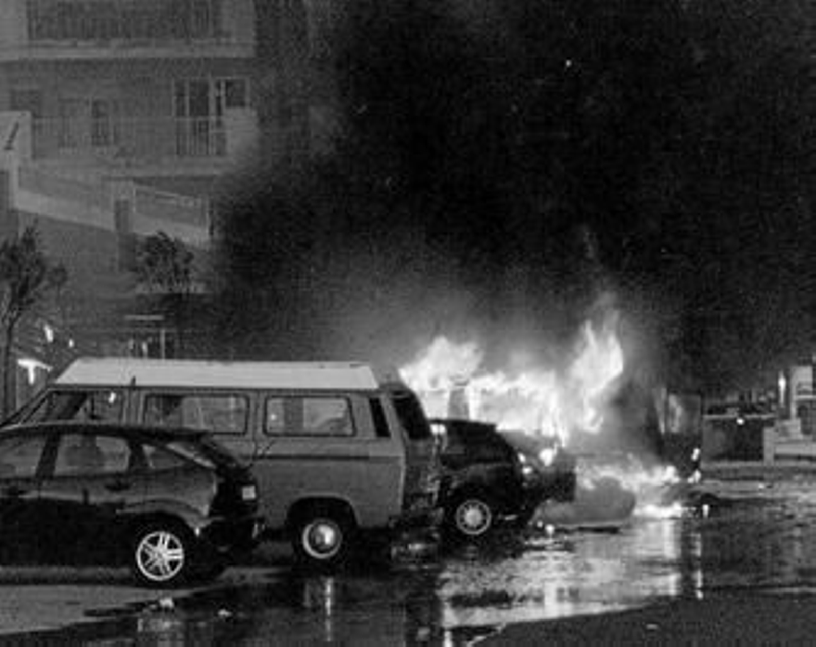 Atentado con coche bomba contra un hotel de Fuengirola en 2002.