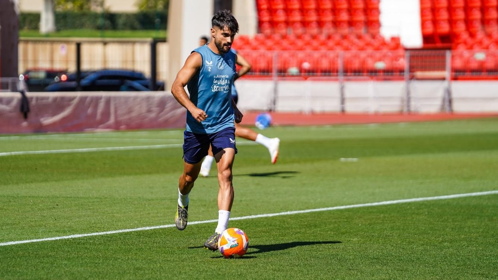 Arnau Puigmal conduce el esférico en una de las prácticas de la semana.