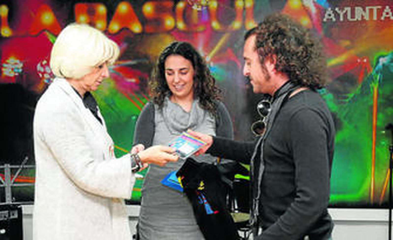 Enrique Diago recibiendo el premio obtenido en su día en la iniciativa de La Báscula.