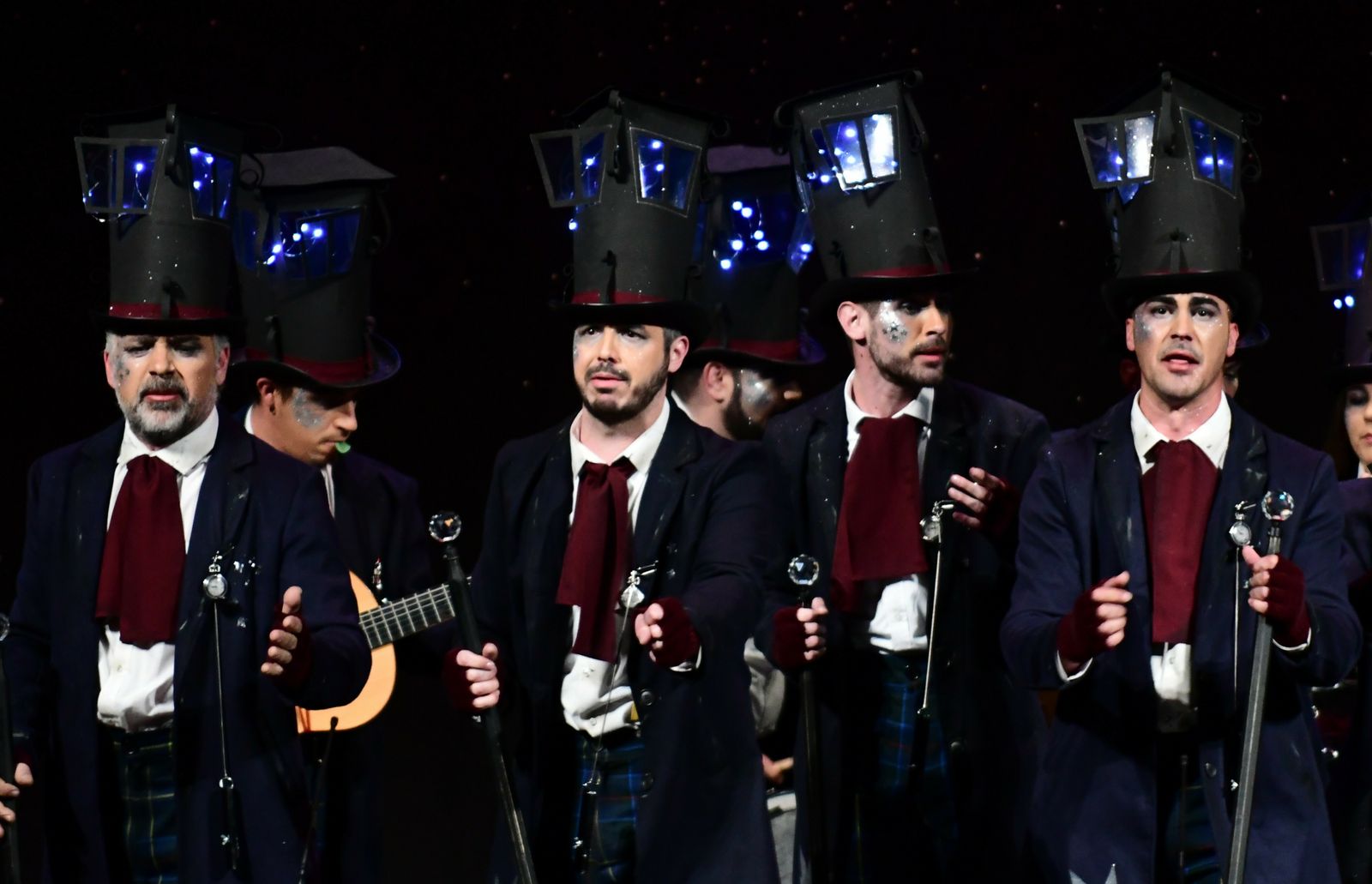 Un momento de la semifinal de ayer, en el Gran Teatro, con la comparsa 'La consigna'.