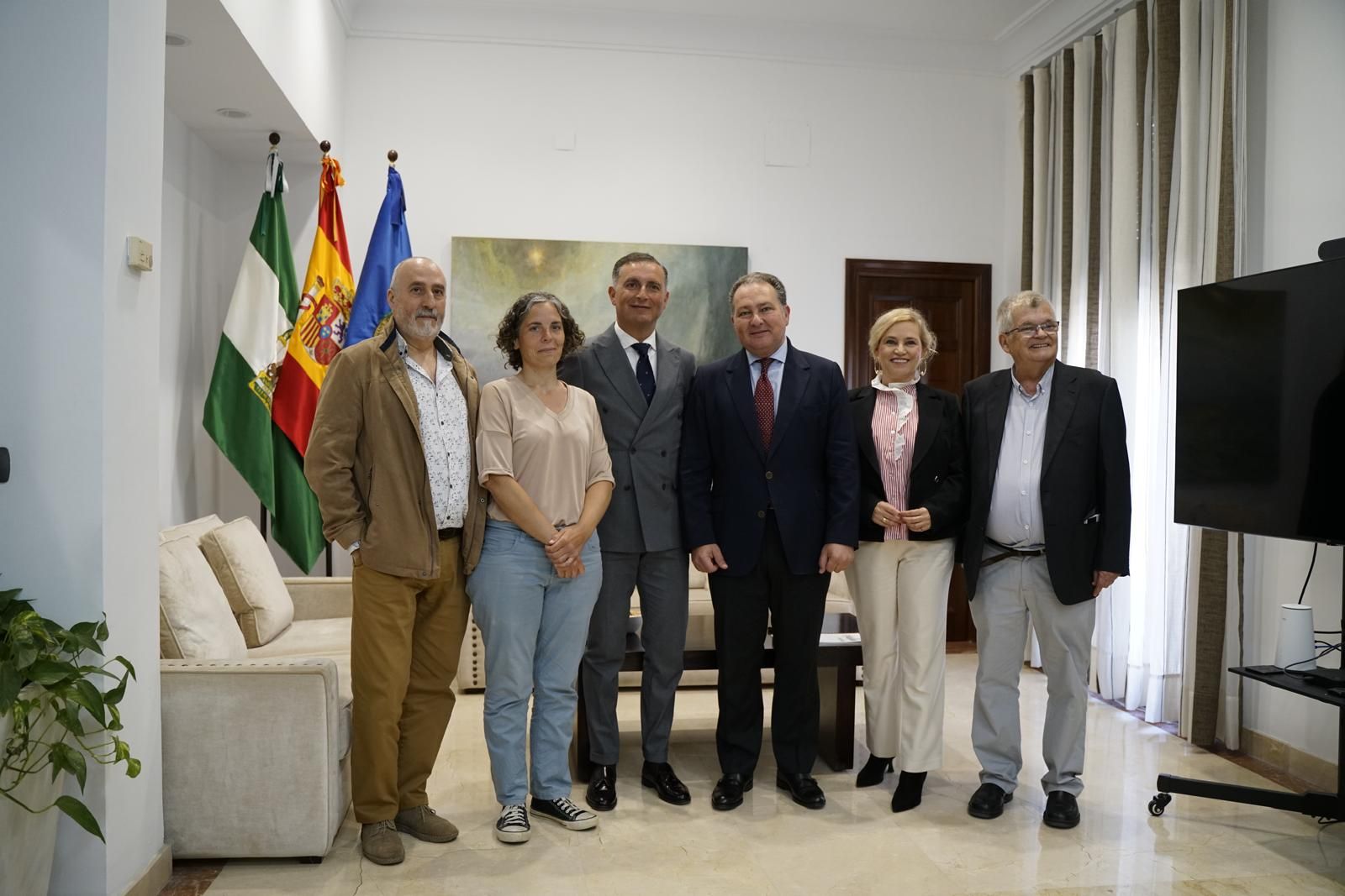 El presidente de la Diputación de Huelva, David Toscano, y el alcalde de Moguer, Gustavo Cuéllar, junto a miembros del jurado.