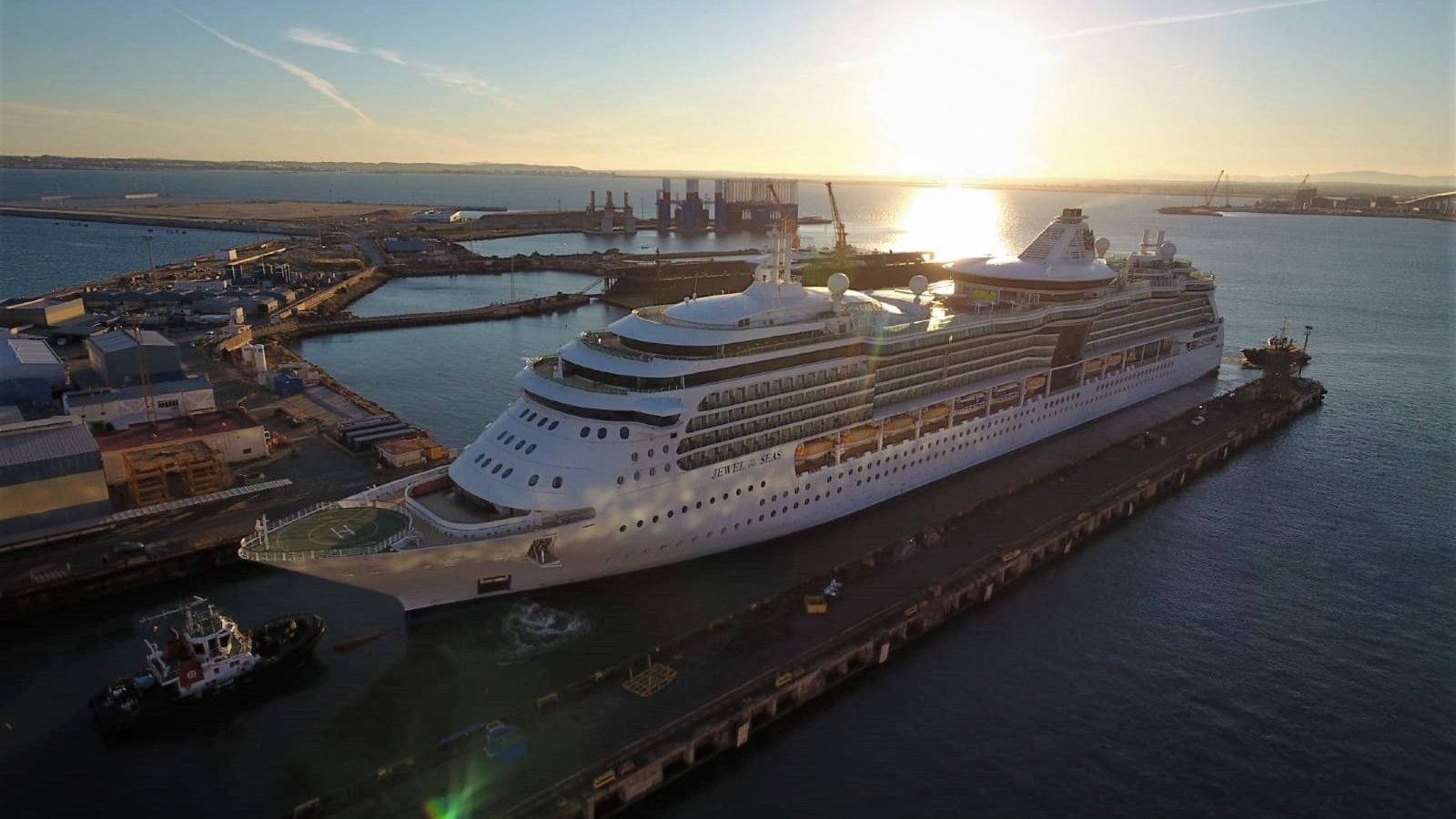 Salida del buque del dique cuatro.