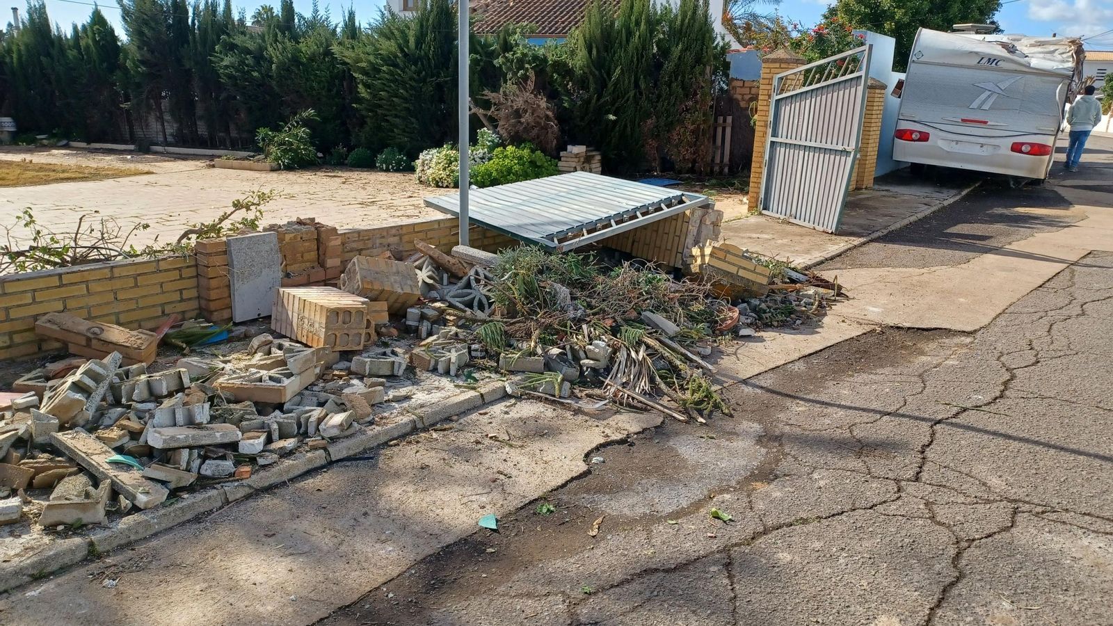 Cifran en una treintena las viviendas afectadas por el tornado en Ayamonte.