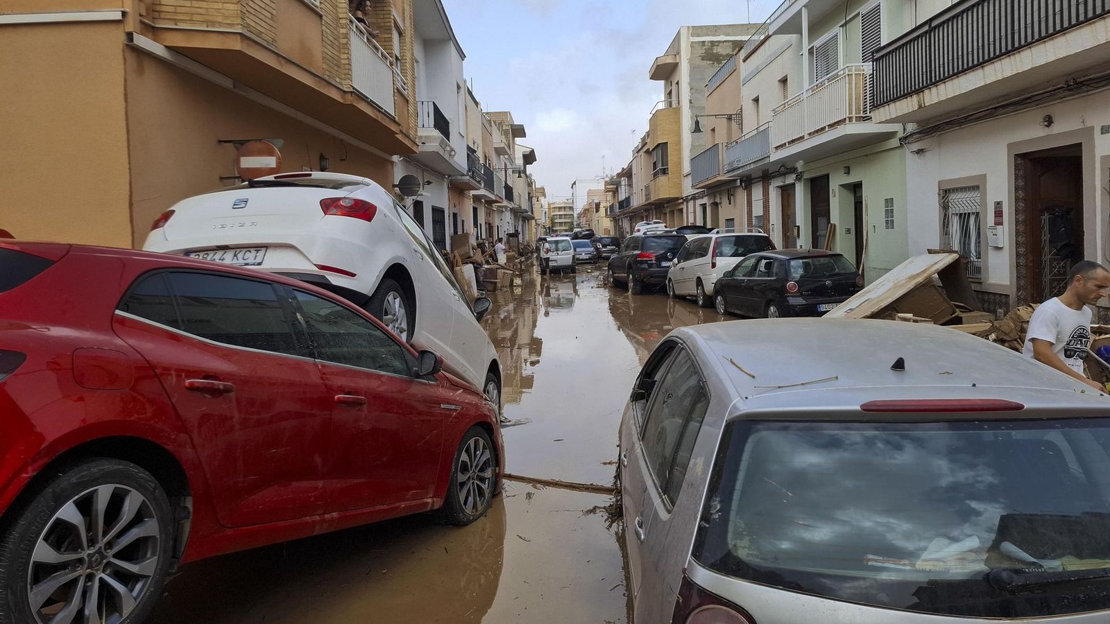Así han quedado las calles de Valencia: desolación, barro y coches amontonados