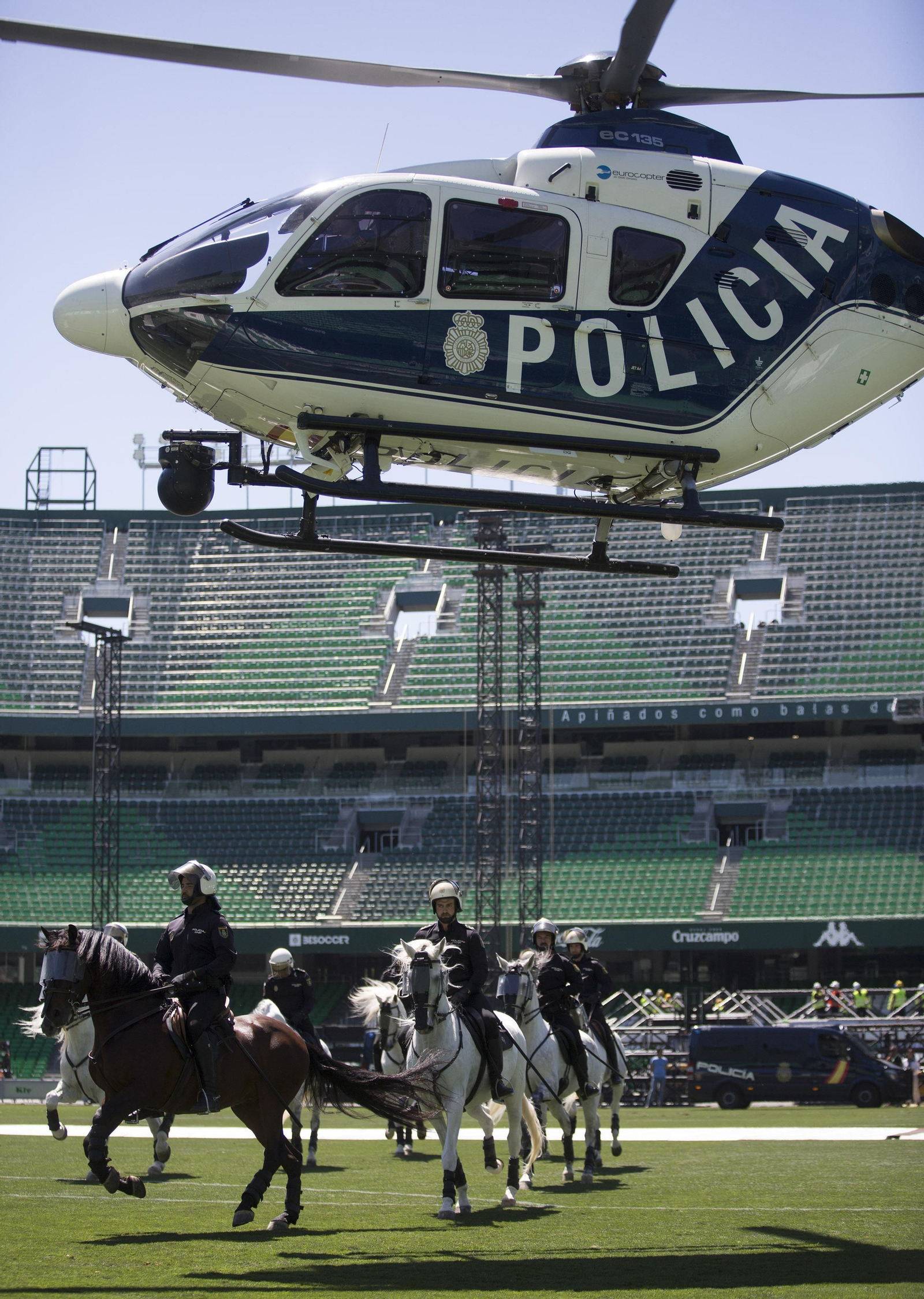 Exhibición de la Policía Nacional en el Estadio Benito Villamarín