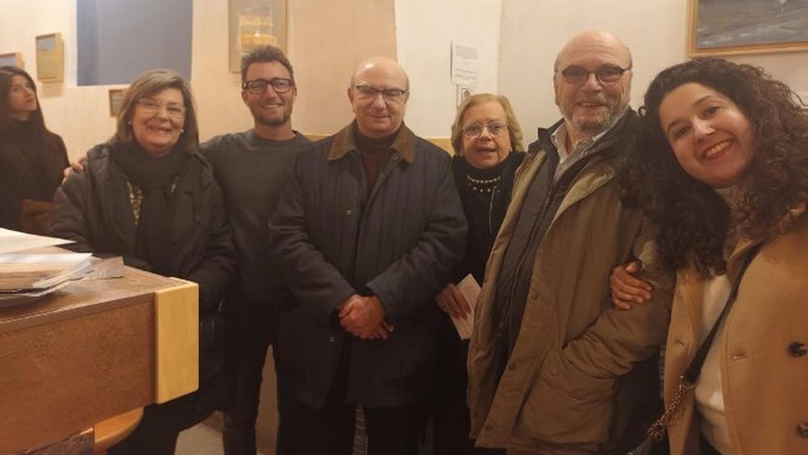 El pintor Nando Caravaca con los hermanos Pepe, María del Carmen e Indalecio Caravaca de Coca, Ana Muñoz y Ana Caravaca.