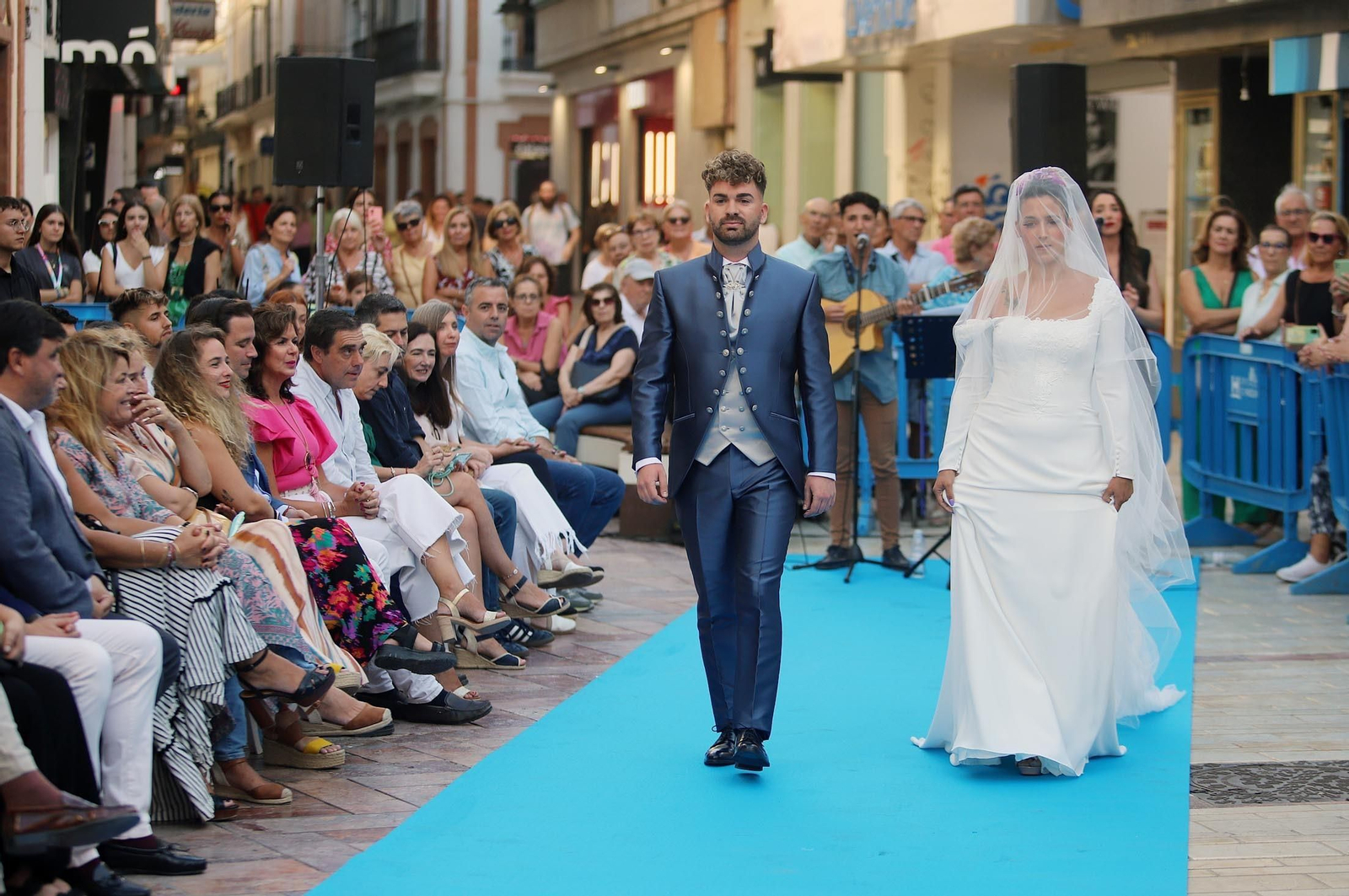 Imágenes de Huelva en blanco y azul, la noche del comercio