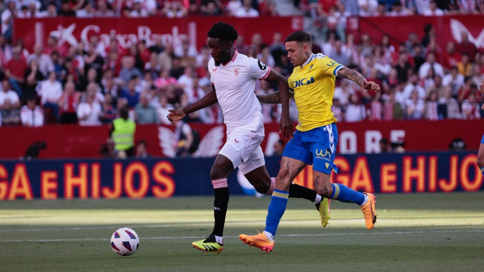 Agoumé avanza hostigado por Roger Martí durante el Sevilla-Cádiz.