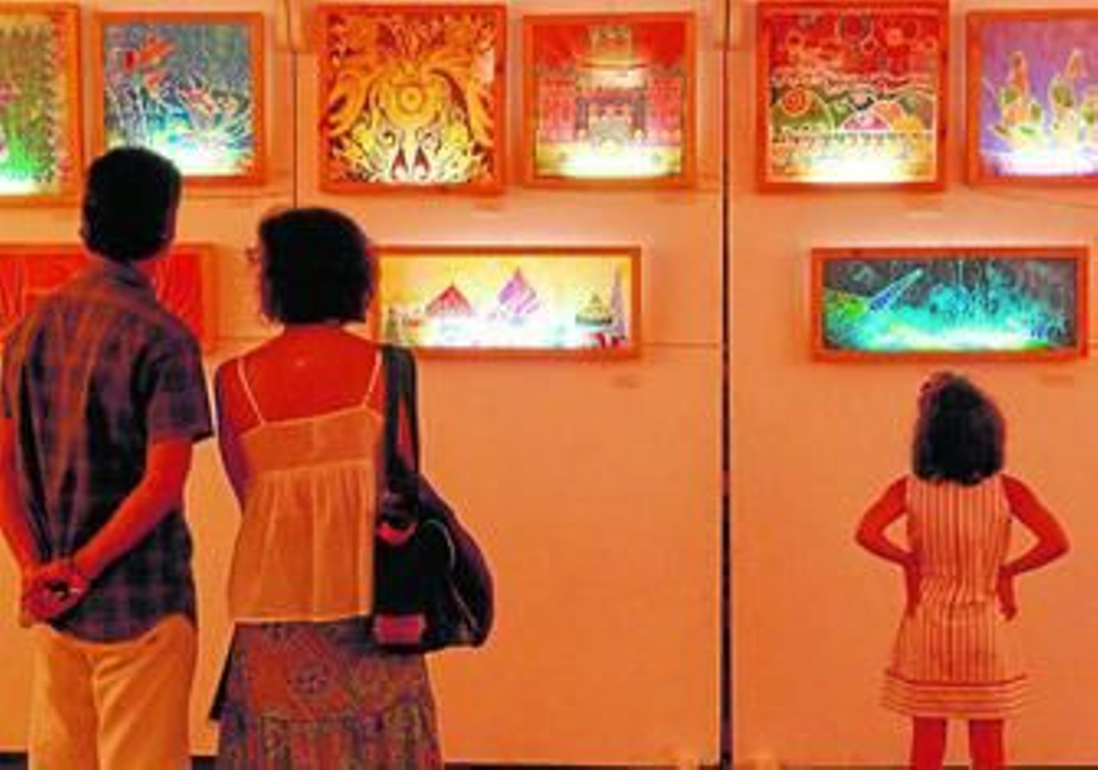 Exposición de obras de arte realizadas a partir del batik.