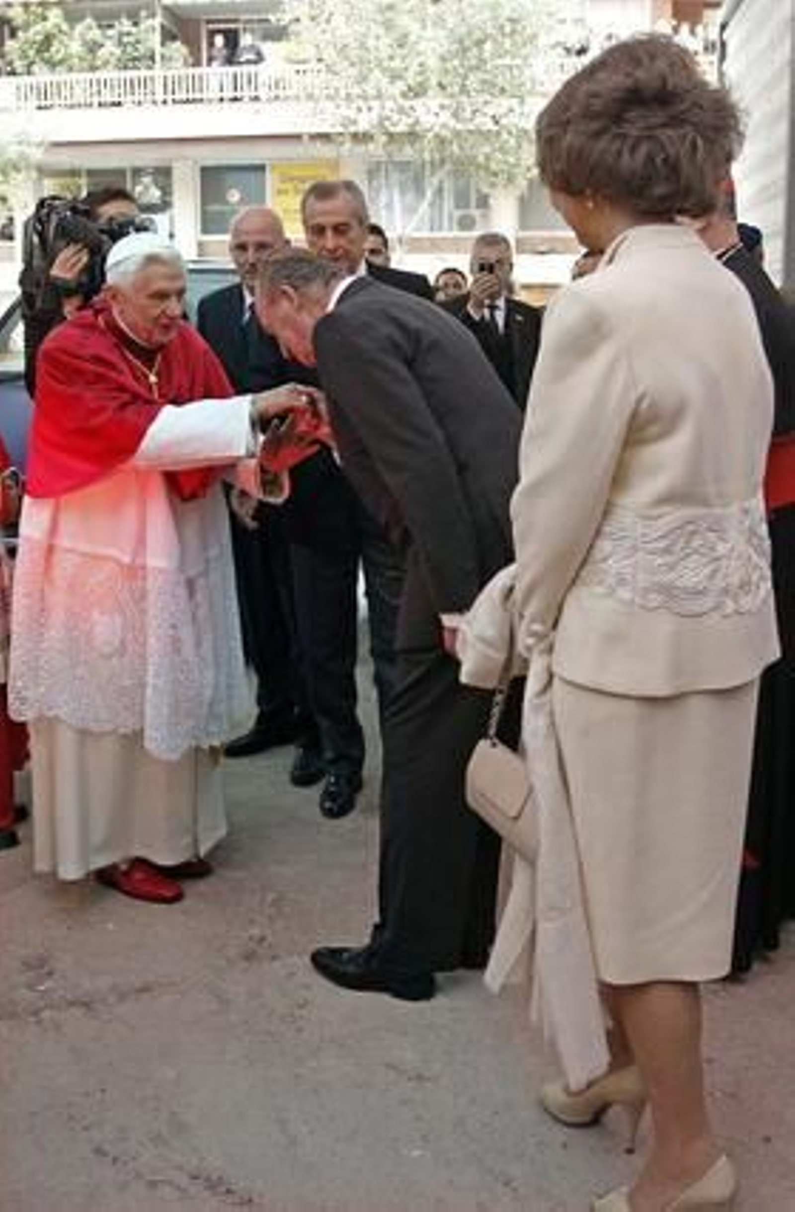 El papa Benedicto XVI bendice la Sagrada Familia de Barcelona y celebra una multitudinaria misa en su interior. 

Foto: EFE