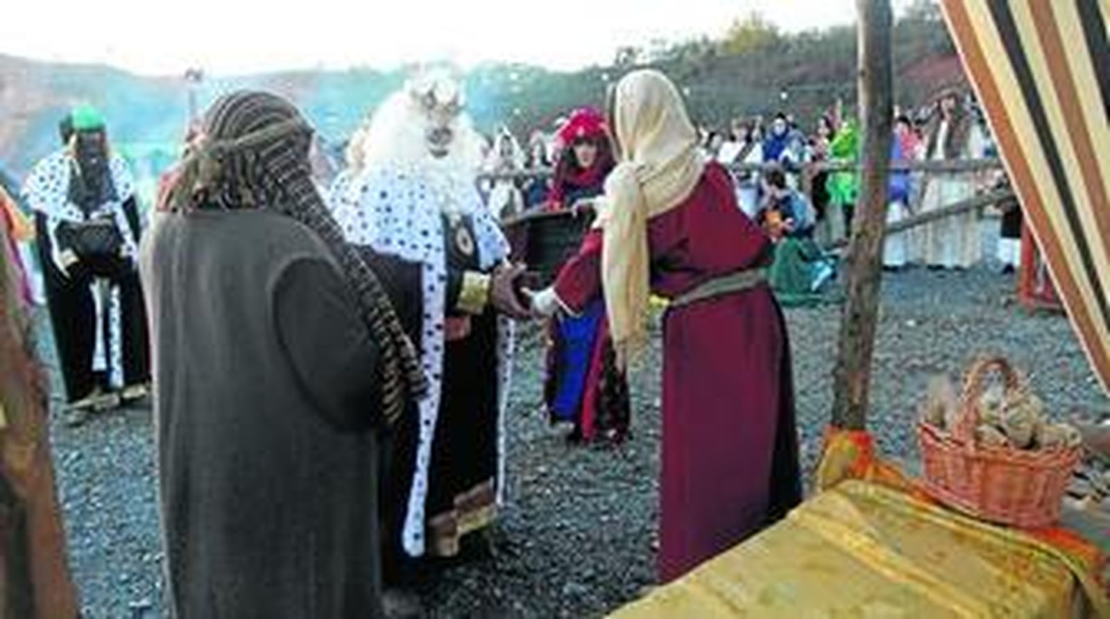El rey Melchor toma un cofre con oro extraído de la mina tharsileña de Filón Sur para la posterior ofrenda a Jesucristo en Belén.