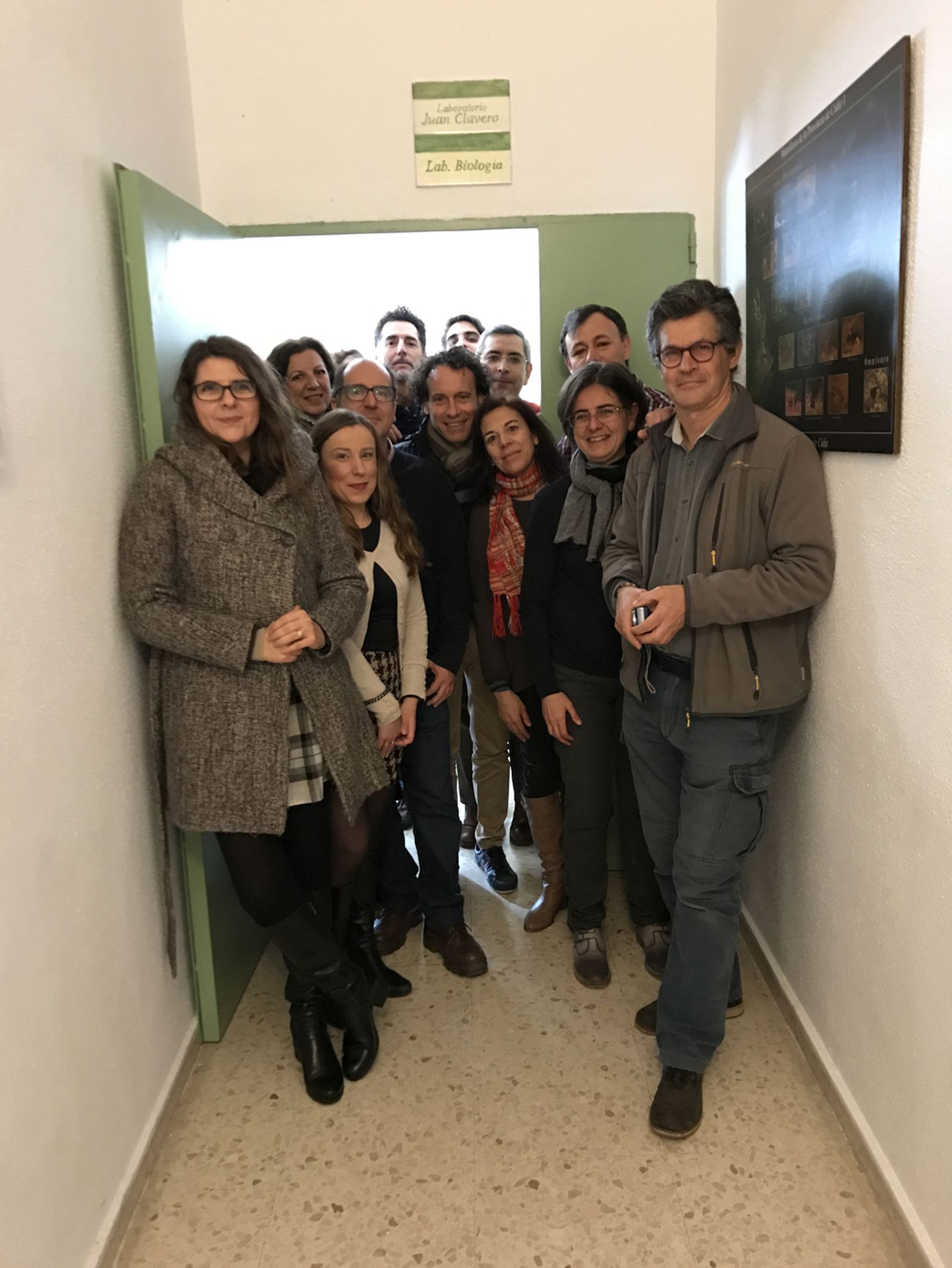 Juan Clavero, con sus compañeros delante del laboratorio.