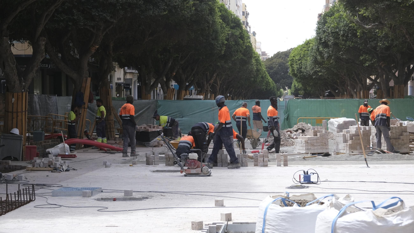 Las obras de peatonalización del Paseo de Almería entran en el turno de noche, en imágenes