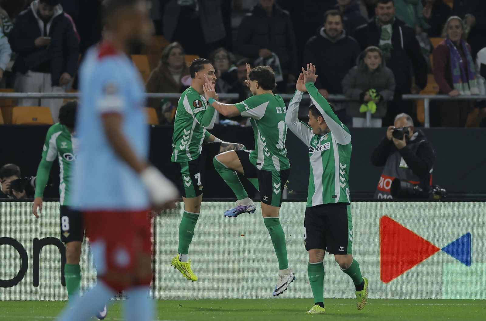 Abde baila con Antony tras el primer gol.