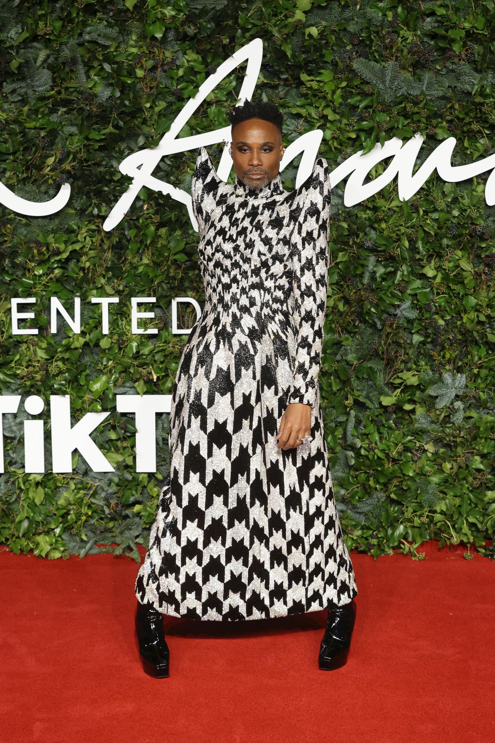 Billy Porter, presentador de la gala, vistió de Richard Quinn.