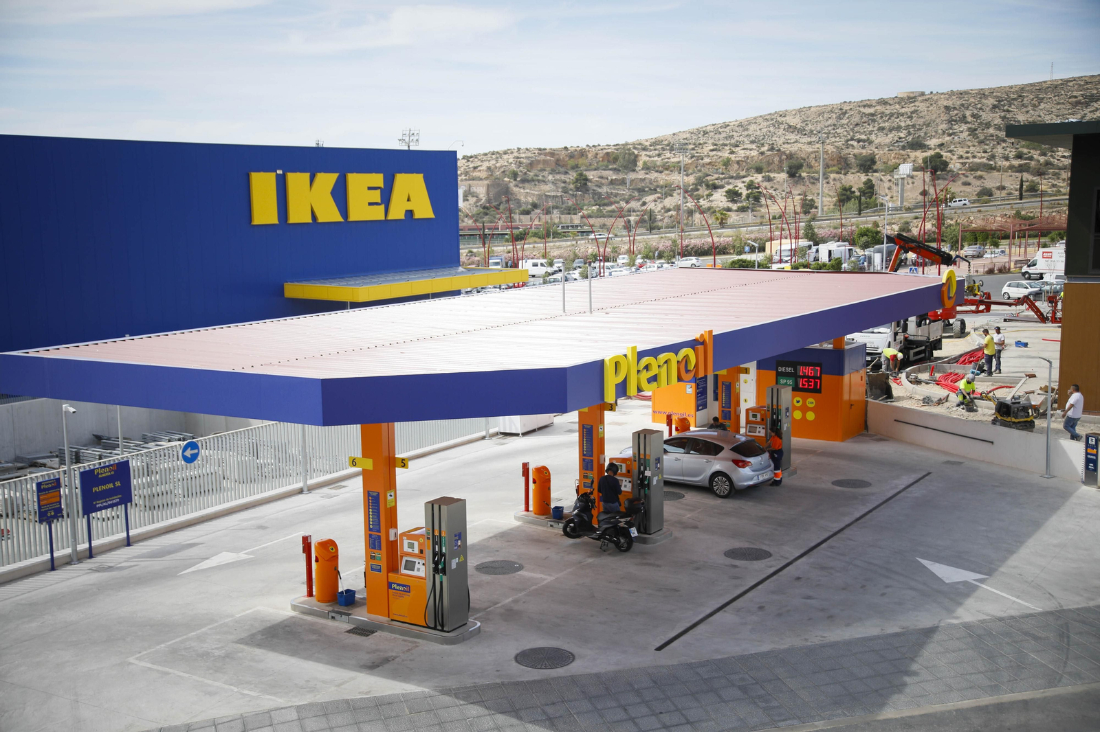 Una gasolinera Plenoil ha abierto recientemente junto al Ikea, cerca de donde previamente había una Repsol.