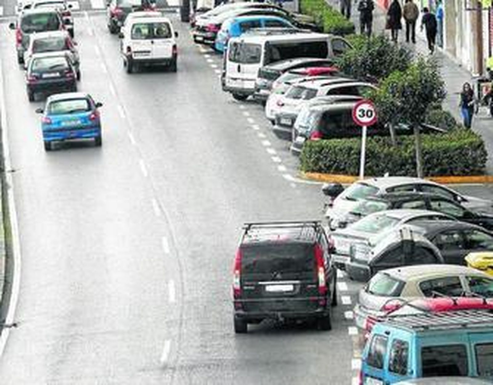 Un vehículo en doble fila en la avenida Virgen del Carmen.