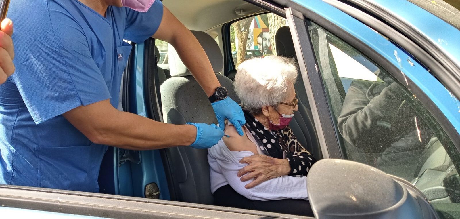 Una vecina del Condado onubense recibe la primera dosis de la vacuna.