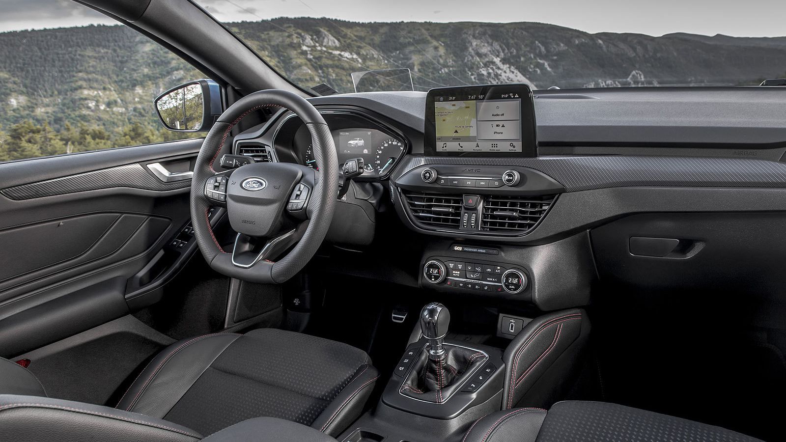 Del interior nos quedamos con la pantalla flotante sobre la consola central.