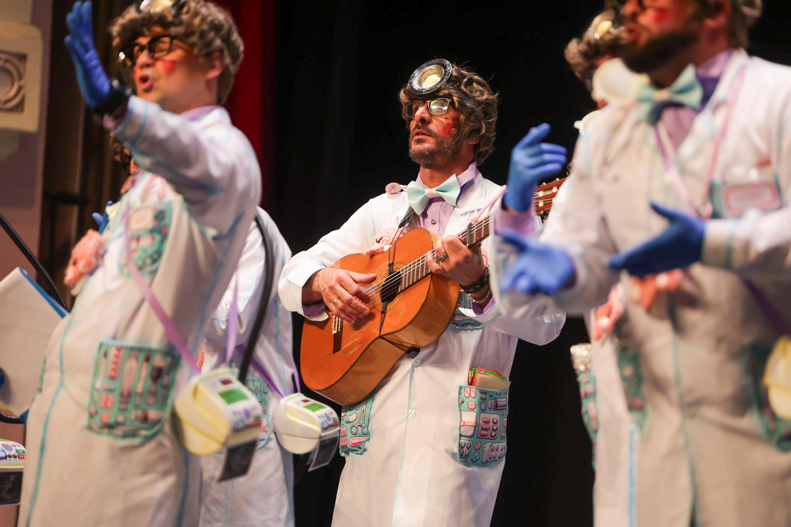Imágenes de la actuación de la murga de Huelva "Soy yo, abre" en el Carnaval Colombino