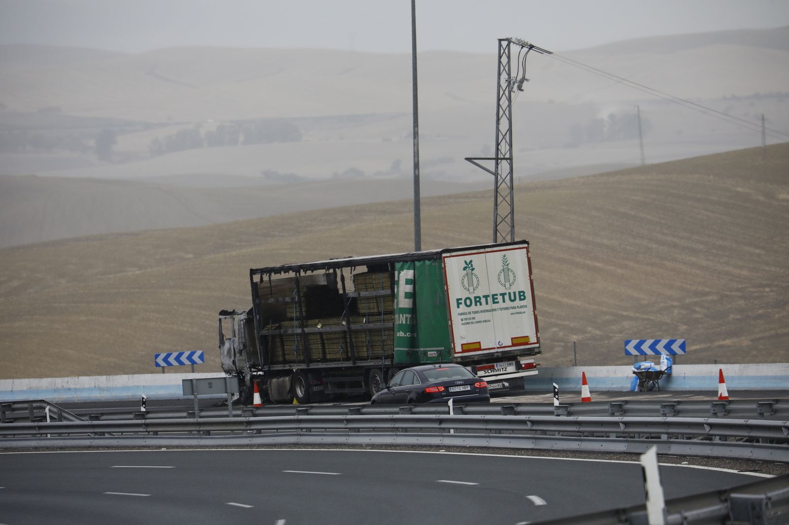 Camión incendiado que ha provocado el corte al tráfico de un carril de la A-4.
