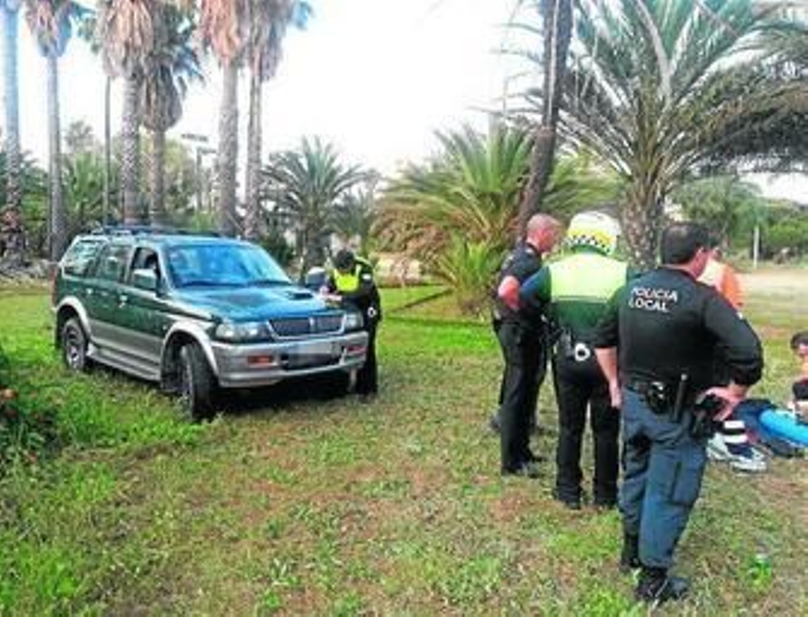 Un vehículo de un policía local, durante la actuación en la reyerta entre ciudadanos rumanos en el Parque del pasado lunes.