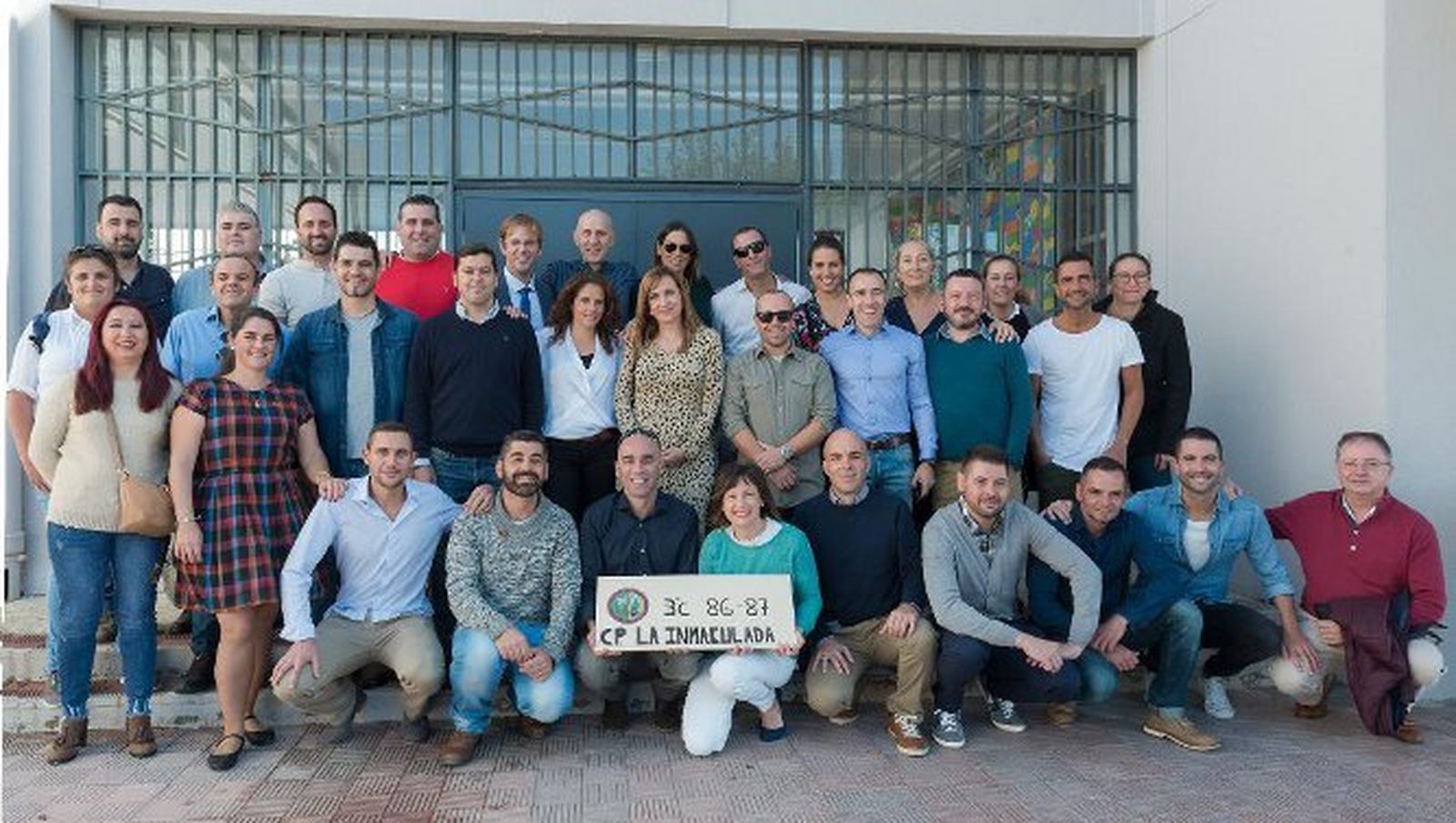 El grupo de antiguos alumnos del Colegio Público La Inmaculada, pertenecientes a la promoción 1991-92, durante  la visita al colegio con el tutor Manuel de la Orden Gandolfo.