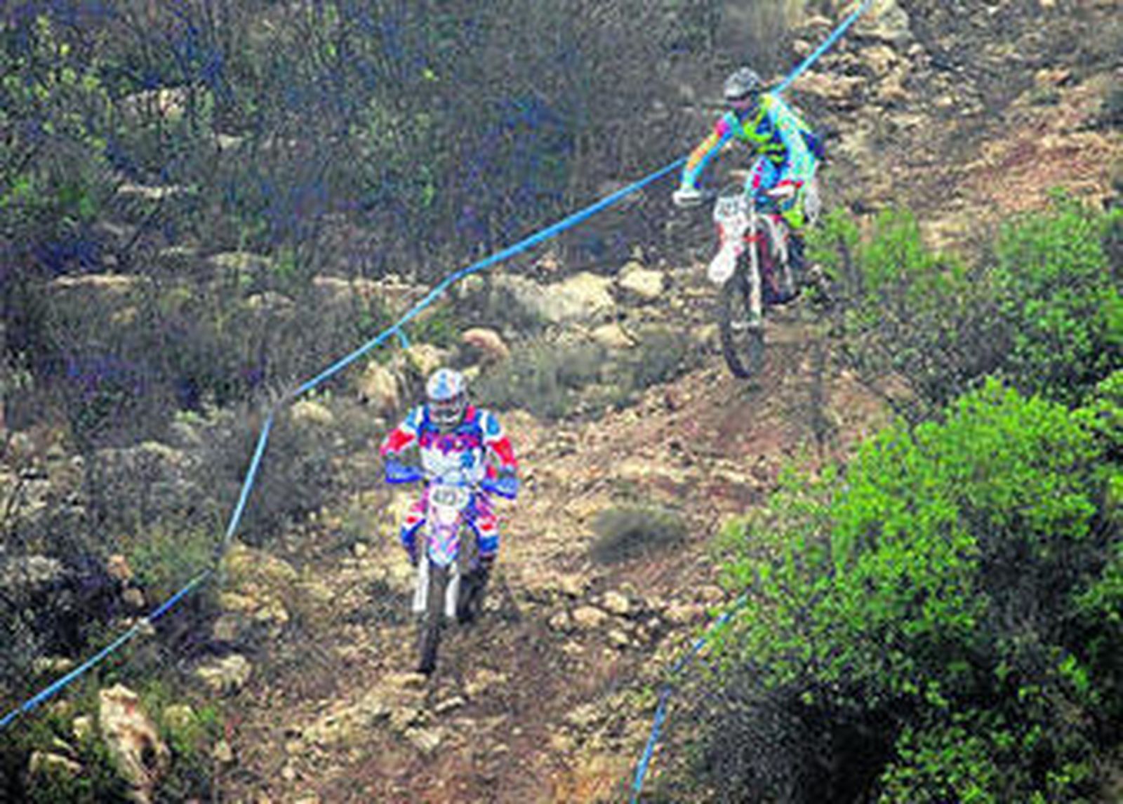 Dos pilotos, ayer en pleno descenso de un tramo en el Cortijo La Doctora.