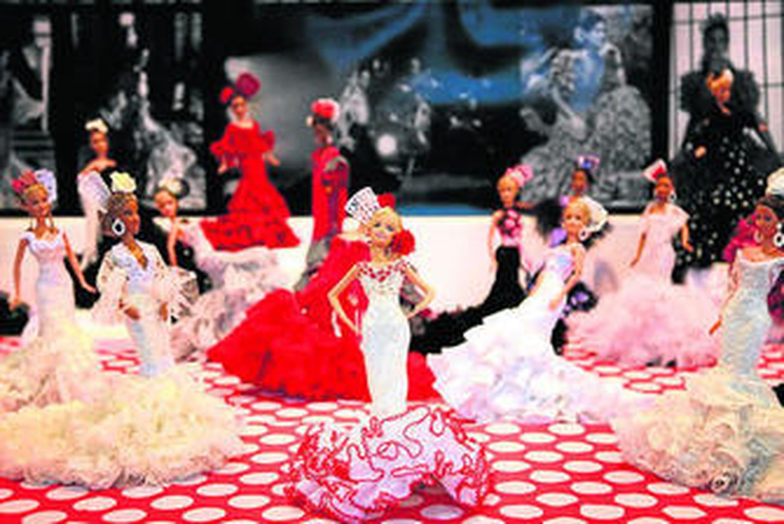 A la izquierda, la Barbie venenciadora de Tío Pepe; a la derecha, una pequeña muestra de la composición del Rocío.