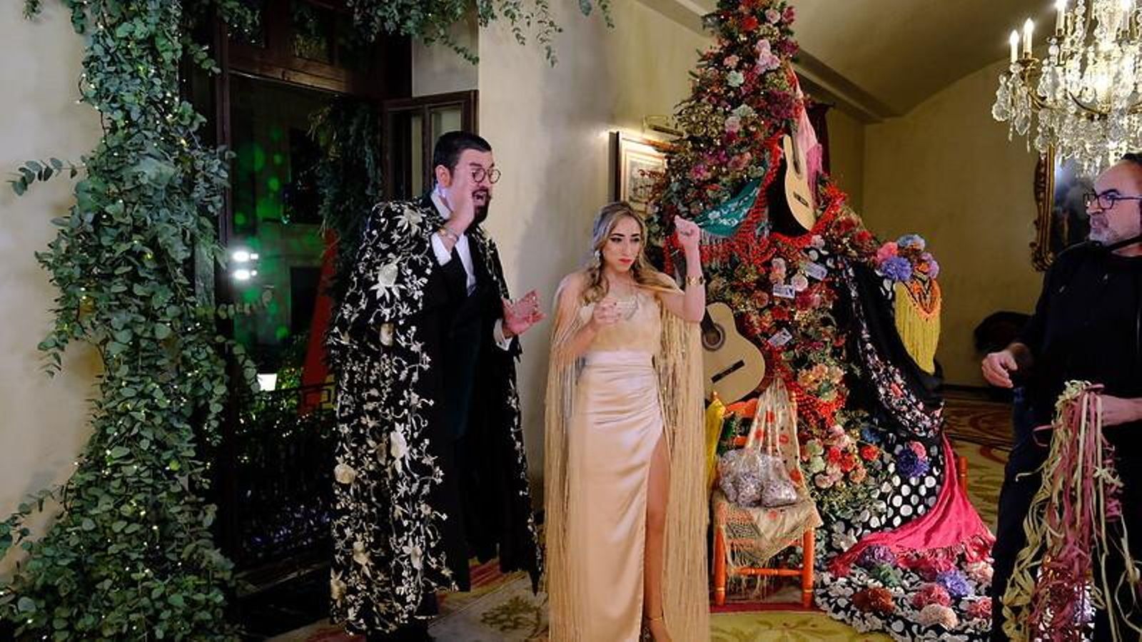 Manu Sánchez y Olga Carmona toman las uvas en el momento de pasar al año nuevo en Jerez