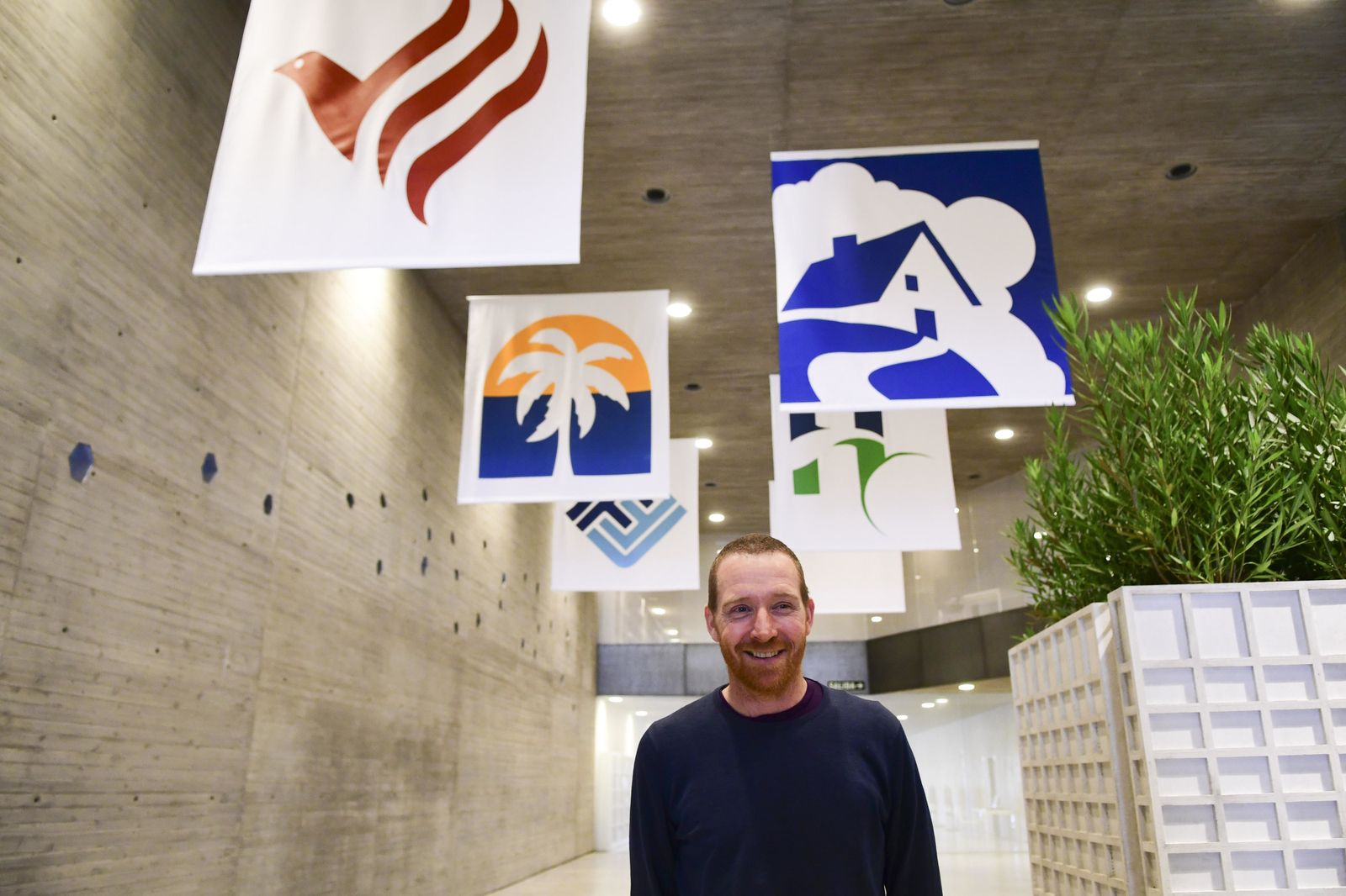 Jakob Fenger, del colectivo Superflex, ante una parte de la exposición.