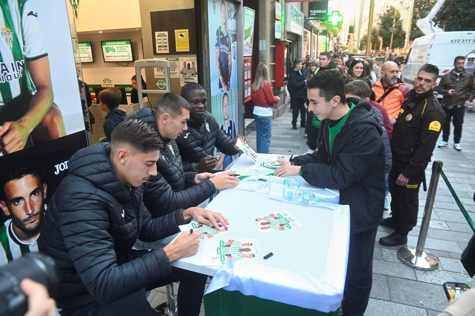 Furor en la tienda del Córdoba CF: las fotos de la firma de autógrafos de Requena, Fomeyem y Adri Fuentes