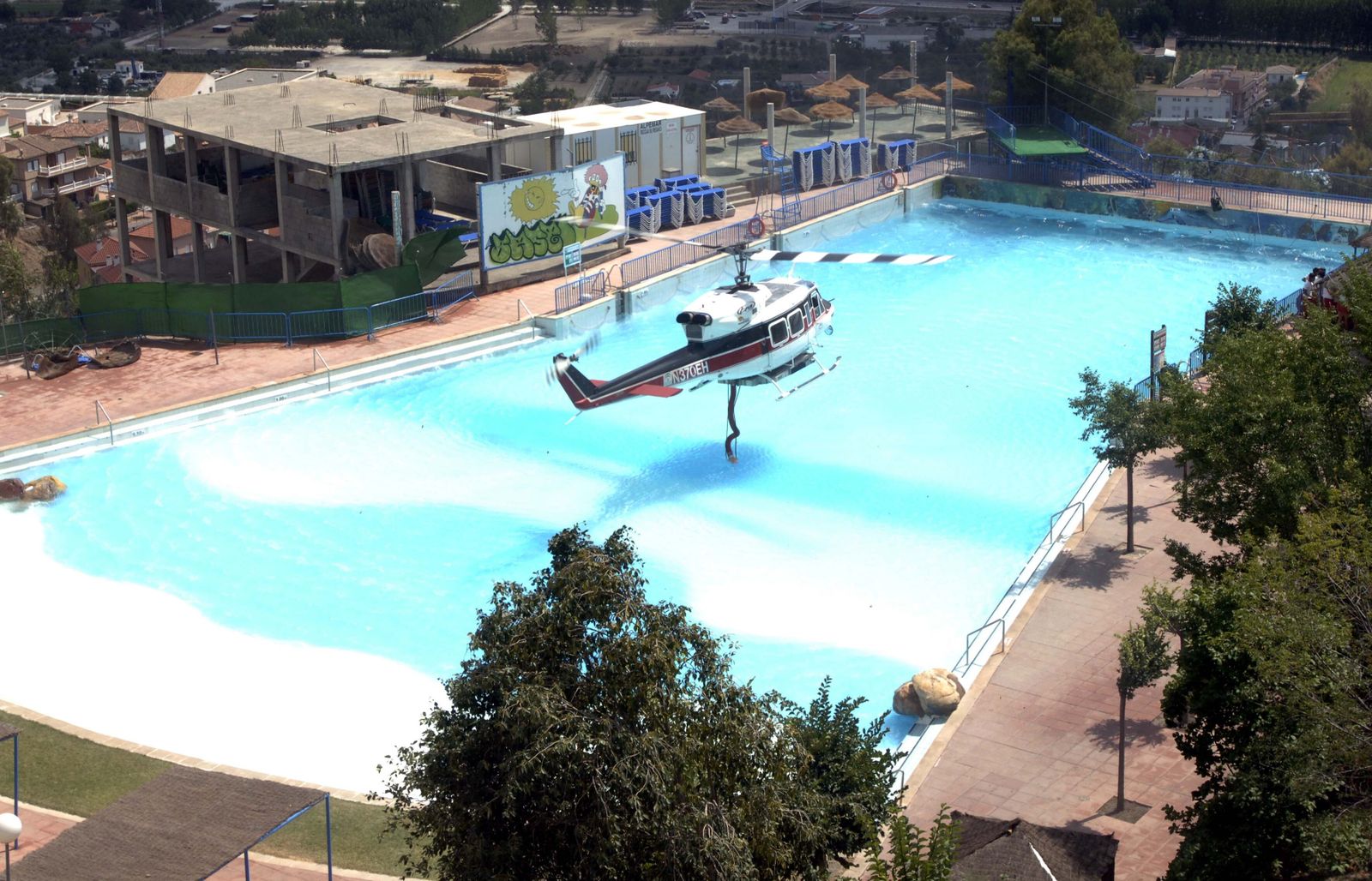 Un helicóptero realiza una recarga, en una imagen de archivo.