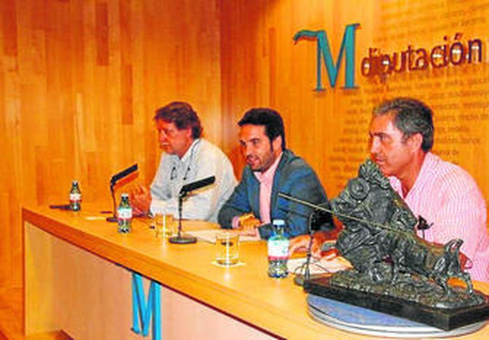 Jacobo Florido, en el centro, durante la presentación del trofeo.