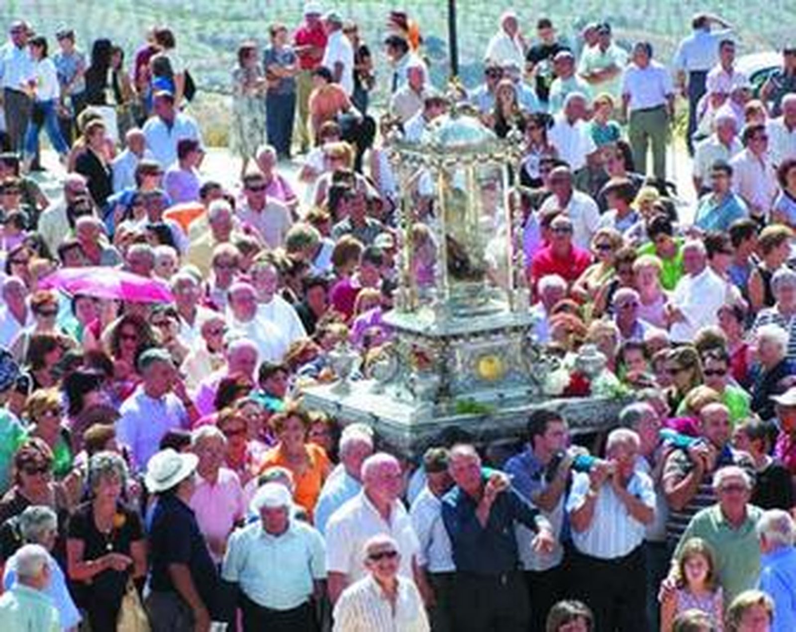 Miles de personas acuden el día de la patrona al Santuario.